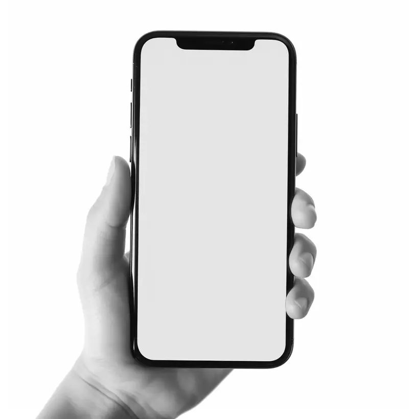 Mão a segurar um telemóvel com o ecrã em branco
